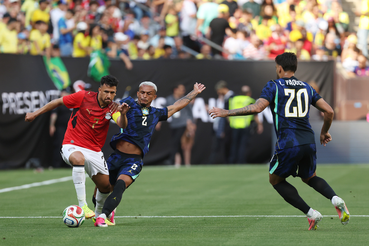 CLEVELAND, OHIO - 06 DE JUNHO: Trezeguet do Egito disputa a bola contra Wesley do Brasil durante o amistoso internacional entre Brasil e Egito no Huntington Bank Field em 06 de junho de 2026 em Cleveland, Ohio. (Foto de Kirk Irwin/Getty Images)