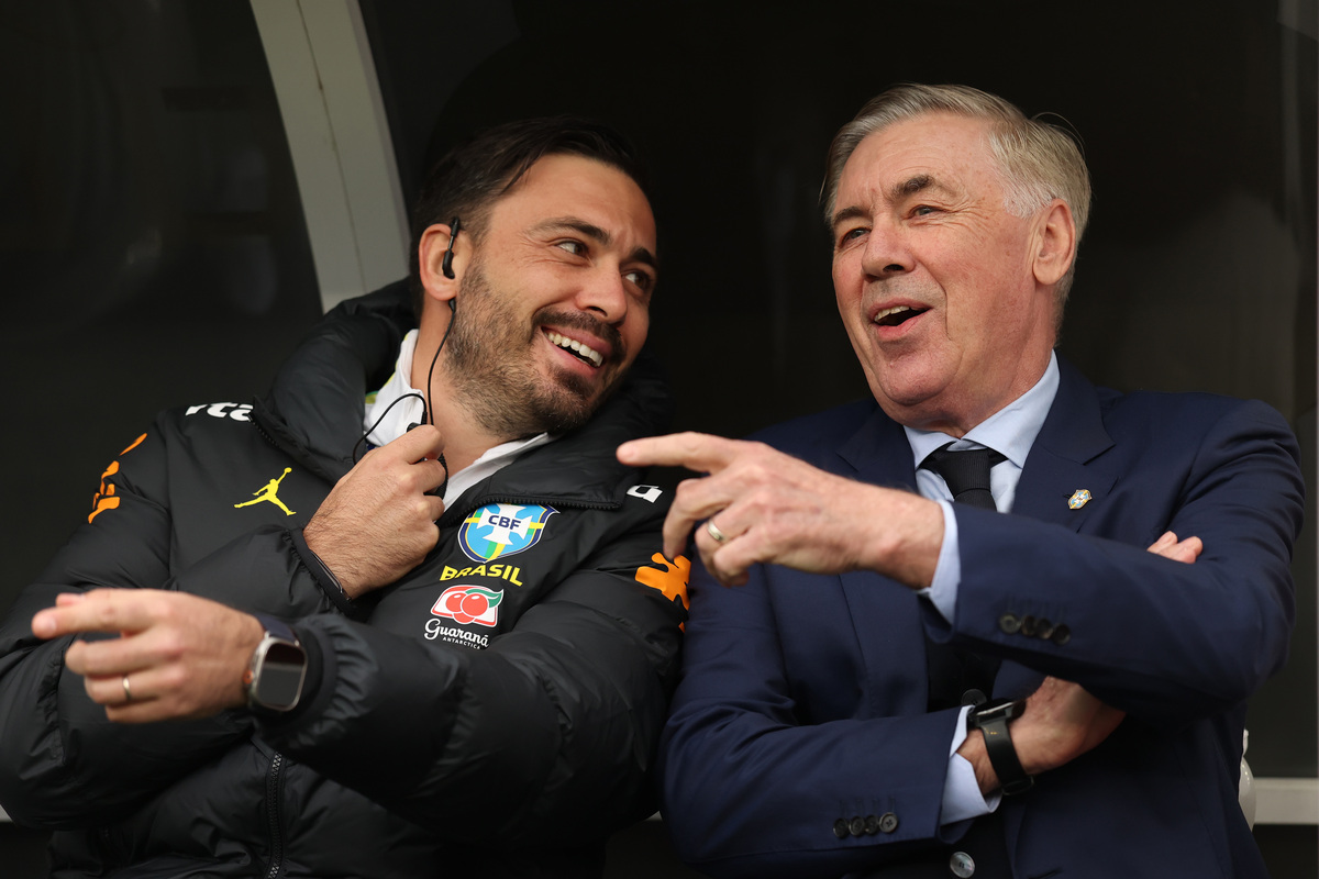 FOXBOROUGH, MASSACHUSETTS - 26 DE MARÇO: O técnico do Brasil, Carlo Ancelotti, conversa com seu assistente técnico David Ancelotti durante o amistoso internacional entre Brasil e França em 26 de março de 2026 em Foxboro, Massachusetts. (Foto de Maddie Meyer/Getty Images)
