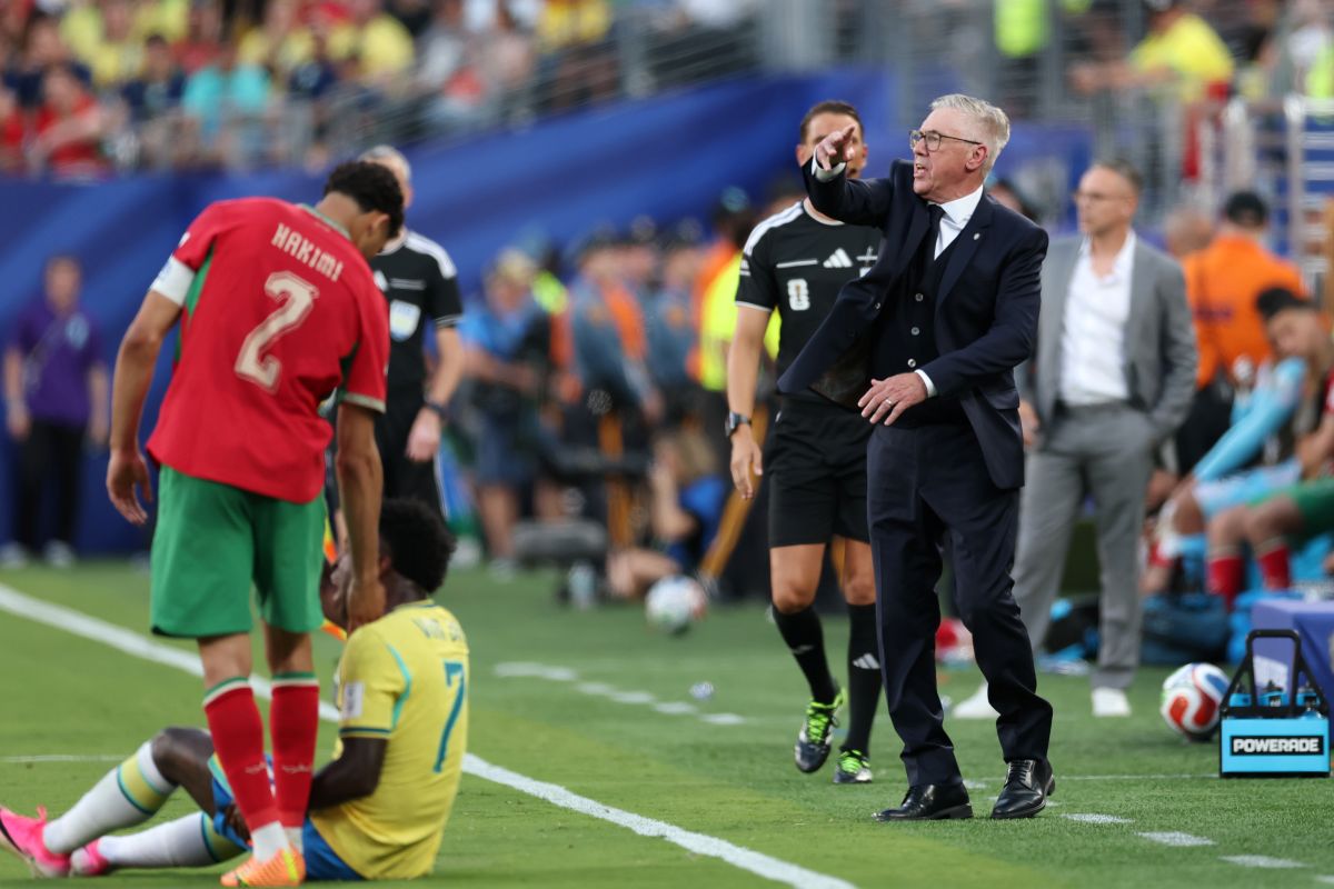 EAST RUTHERFORD, NOVA JERSEY - 13 DE JUNHO: O técnico do Brasil, Carlo Ancelotti, reage durante a partida do Grupo C da Copa do Mundo FIFA 2026 entre Brasil e Marrocos, no New York New Jersey Stadium, em 13 de junho de 2026, em East Rutherford, Nova Jersey. (Foto de Darian Trainor/Getty Images)