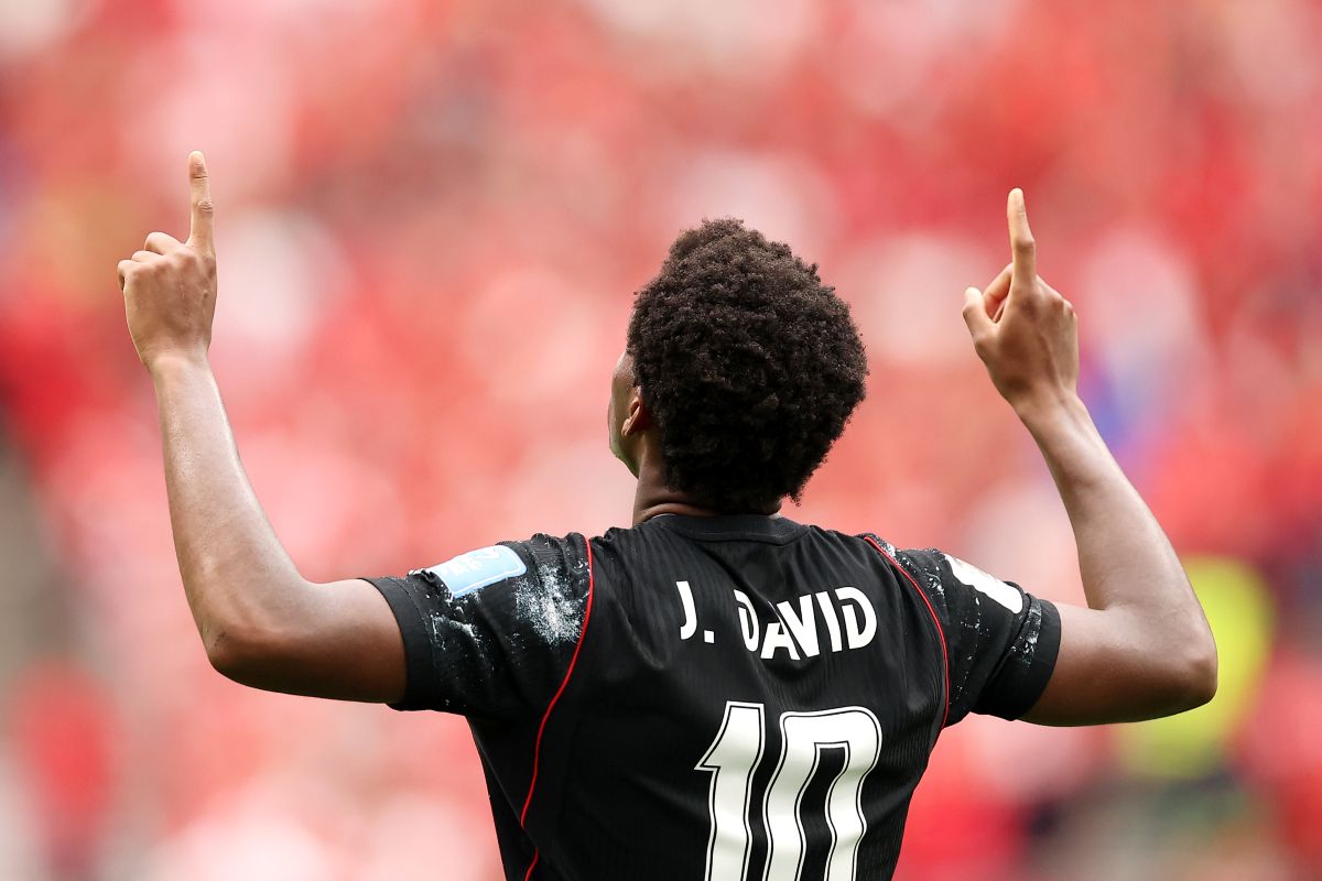 VANCOUVER, COLUMBIA BRITÂNICA - 18 DE JUNHO: Jonathan David nº 10 do Canadá comemora o terceiro gol de sua equipe durante a partida do Grupo B da Copa do Mundo FIFA 2026 entre Canadá e Catar no BC Place Vancouver em 18 de junho de 2026 em Vancouver, Colúmbia Britânica. (Foto de França Santiago/Getty Images)