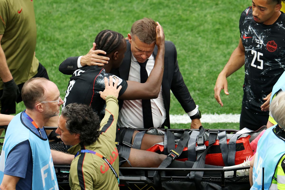 VANCOUVER, COLUMBIA BRITÂNICA - 18 DE JUNHO: Ismael Cone nº 8 do Canadá consola o técnico canadense Jesse Marsh depois de cometer falta em Asim Madibo nº 23 do Catar durante a partida do Grupo B da Copa do Mundo FIFA 2026 entre Canadá e Catar em Vancouver BC28, BC28, Vancouver, British Columbia. (Foto: Emily Chin/Getty Images)