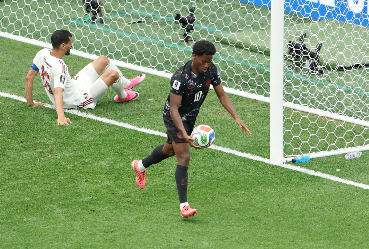 VANCOUVER, COLUMBIA BRITÂNICA - 18 DE JUNHO: Jonathan David nº 10 do Canadá comemora o segundo gol de sua equipe durante a partida do Grupo B da Copa do Mundo FIFA 2026 entre Canadá e Catar no BC Place Vancouver em 18 de junho de 2026 em Vancouver, BC. (Foto: Emily Chin/Getty Images)