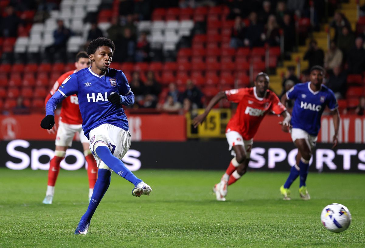 LONDRES, INGLATERRA - 22 DE ABRIL: Jaden Filozin-Bides de Ipswich Town marca o segundo gol de seu time de pênalti durante a partida do Sky Bet Championship entre Charlton Athletic e Ipswich Town em Valley em 22 de abril de 2026 em Londres, Inglaterra. (Foto de Justin Setterfield/Getty Images)