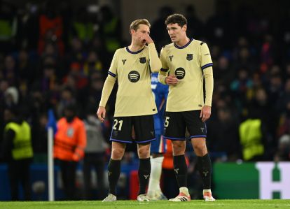 LONDON, ENGLAND - NOVEMBER 25: Frenkie de Jong talks to Andreas Christensen of FC Barcelona during the UEFA Champions League 2025/26 League Phase MD5 match between Chelsea FC and FC Barcelona at Stamford Bridge on November 25, 2025 in London, England. (Photo by Mike Hewitt/Getty Images)