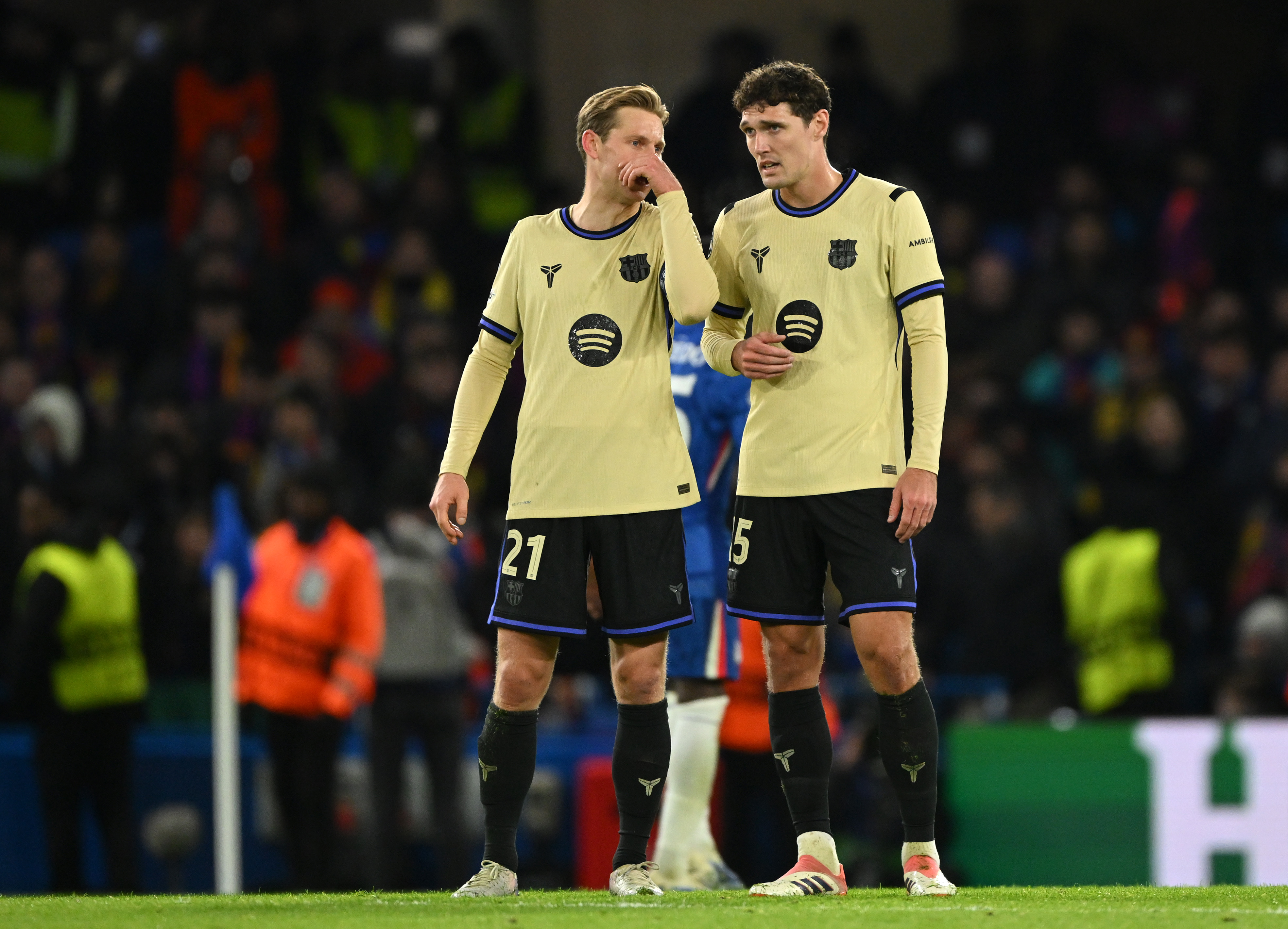 LONDRES, INGLATERRA - 25 DE NOVEMBRO: Frenkie de Jong conversa com Andreas Christensen do FC Barcelona durante a partida da Fase MD5 da Liga dos Campeões da UEFA 2025/26 entre Chelsea FC e FC Barcelona em Stamford Bridge, Inglaterra, em 25 de novembro.