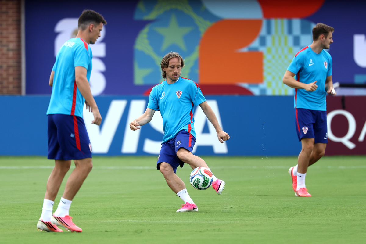 DALLAS, TEXAS - 16 DE JUNHO: Luka Modric nº 10 da Croácia participa de treinamento e treinamento da Croácia um dia antes da partida do Grupo L da Copa do Mundo FIFA 2026 entre Inglaterra e Croácia em 16 de junho de 2026 no Estádio de Dallas, no Texas. (Foto de Stacey Revere/Getty Images)