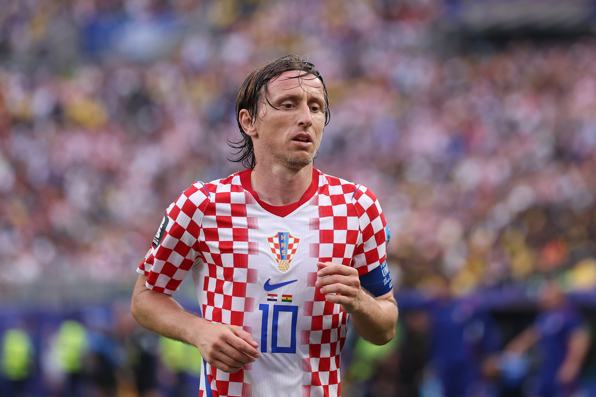 FILADÉLFIA, PENSILVÂNIA - 27 DE JUNHO: Luka Modric nº 10 da Croácia faz um lançamento durante a partida do Grupo L da Copa do Mundo FIFA 2026 entre Croácia e Gana no Estádio da Filadélfia em 27 de junho de 2026 na Filadélfia, Pensilvânia. (Foto de Darian Trainor/Getty Images)