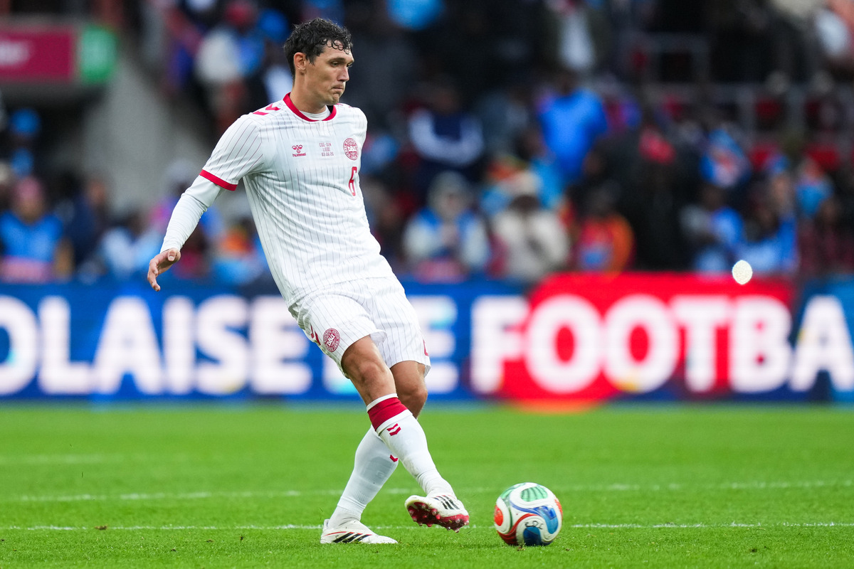 Andreas Christensen melepaskan umpan selama pertandingan persahabatan internasional antara Denmark dan DR Congo di Stade Maurice Dufrasne pada 3 Juni 2026 di Liege, Belgia.