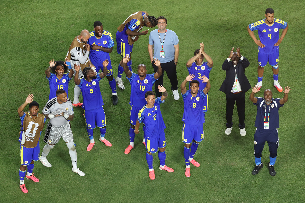 KANSAS CITY, MISSOURI - 20 DE JUNHO: Jogadores de Curaçao, incluindo o goleiro Eloy Room # 1, aplaudem os torcedores após o Grupo E da Copa do Mundo FIFA 2026 Curaçao e Equador x Costa do Marfim empatarem em 0 a 0 entre Equador e Curaçao em 20 de junho de 2002 em Kansas City, Kansas. Cidade de Kansas, Missouri. (Foto de Michael Steele/Getty Images)