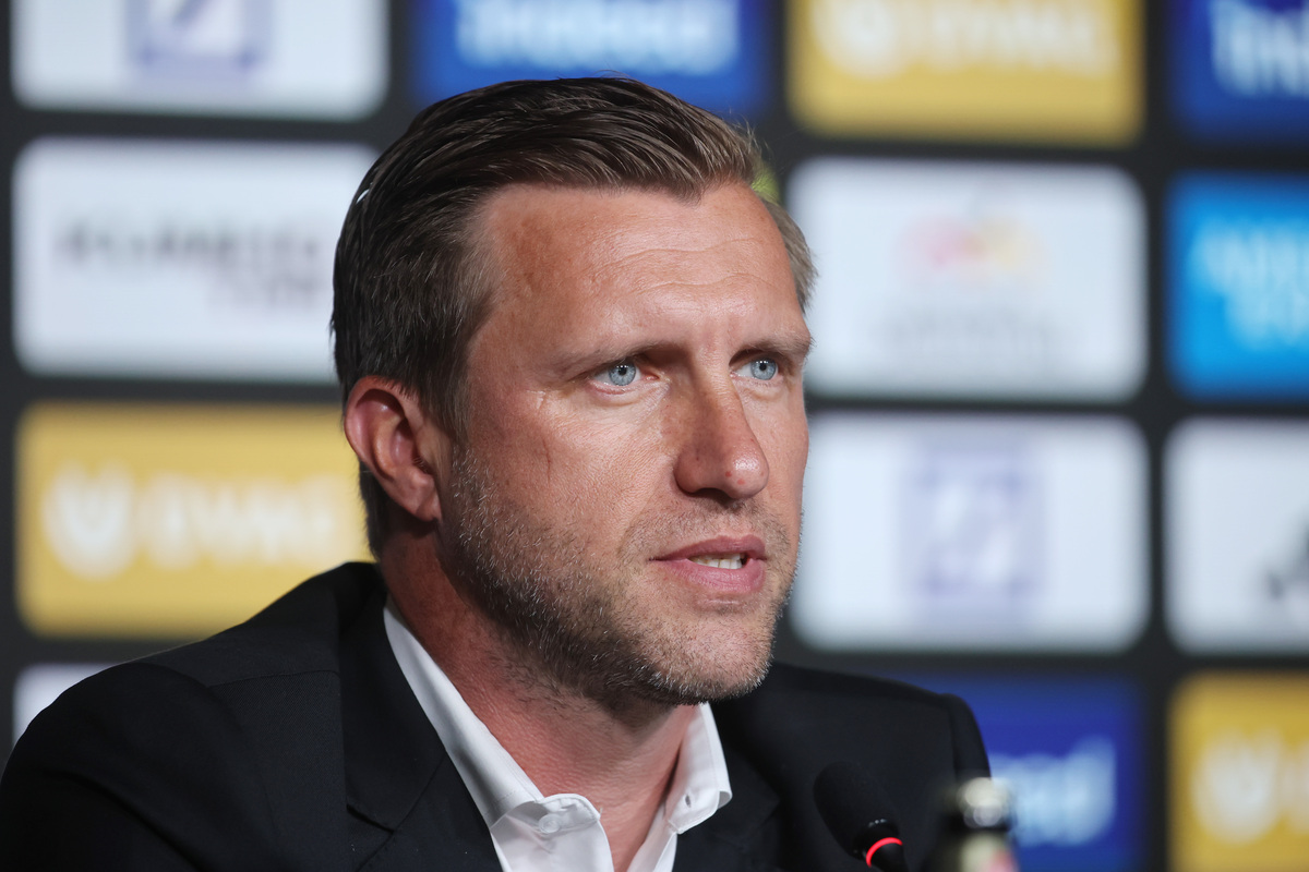 FRANKFURT AM MAIN, ALEMANHA - 01 DE JUNHO: O Diretor Esportivo do Eintracht Frankfurt, Markus Kroesch, fala à mídia durante uma coletiva de imprensa em 01 de junho de 2026 em Frankfurt am Main, Alemanha. (Foto de Alex Grimm/Getty Images)