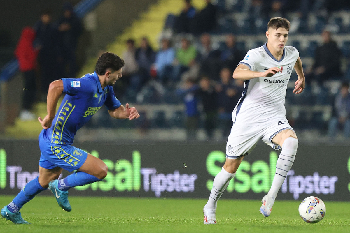 EMPOLI, ITÁLIA - 30 DE OUTUBRO: Thomas Berenbruch do FC Internazionale conduz a bola durante a partida da Série A entre Empoli e FC Internazionale no Stadio Carlo Castellani em 30 de outubro de 2024 em Empoli, Itália. (Foto de Gabriel Mulanti/Getty Images)