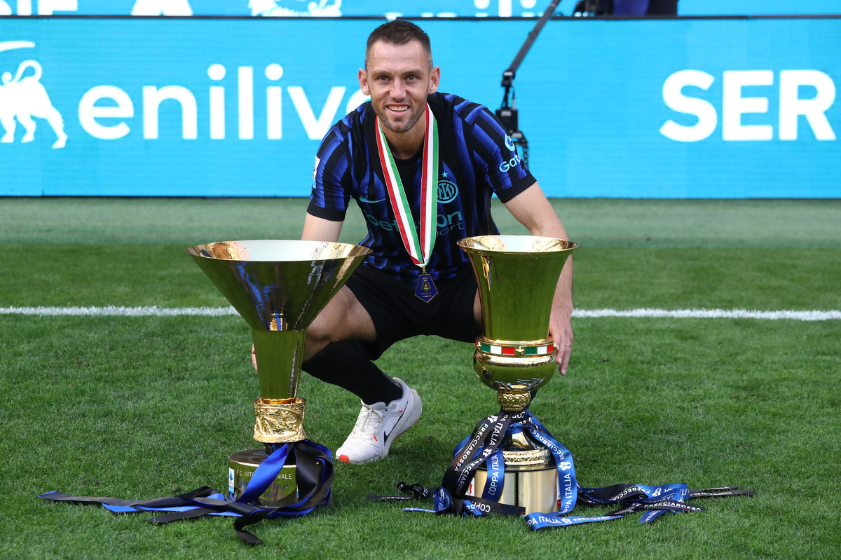 MILÃO, ITÁLIA - 17 DE MAIO: Stefan de Vrij do FC Internazionale Milano posa para uma foto com os troféus Coppa Campione d'Italia e Coppa Italia após a partida da Série A entre FC Internazionale e Hellas Verona FC em Milão, Itália, maio de 2017, 2017. (Foto de Marco Luzani / Getty Images)