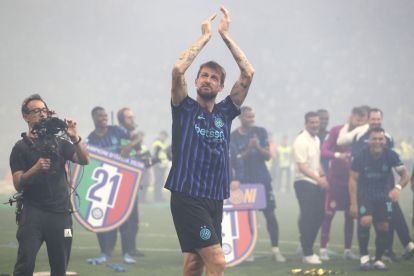 MILAN, ITALY - MAY 03: Francesco Acerbi of FC Internazionale Milano celebrates after being confirmed as Serie A champions following victory in the Serie A match between FC Internazionale and Parma Calcio 1913 at Giuseppe Meazza Stadium on May 03, 2026 in Milan, Italy. (Photo by Marco Luzzani/Getty Images)