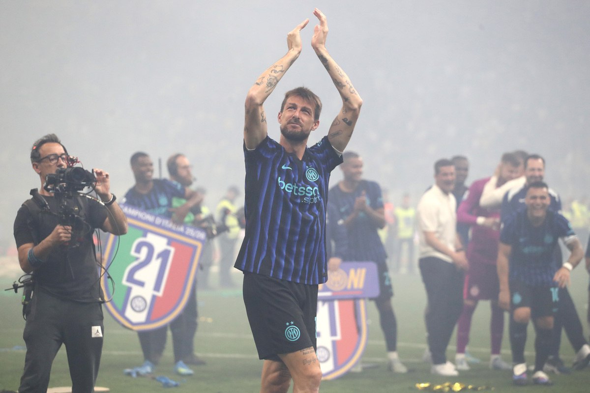 MILAN, ITALY - MAY 03: Francesco Acerbi of FC Internazionale Milano celebrates after being confirmed as Serie A champions following victory in the Serie A match between FC Internazionale and Parma Calcio 1913 at Giuseppe Meazza Stadium on May 03, 2026 in Milan, Italy. (Photo by Marco Luzzani/Getty Images)