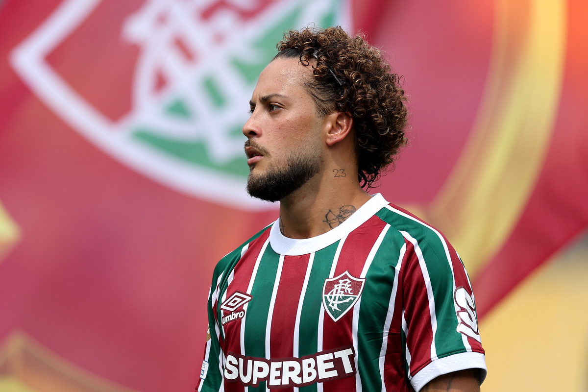 EAST RUTHERFORD, NOVA JERSEY - 08 DE JULHO: Guga nº 23 do Fluminense FC observa antes da partida semifinal da Copa do Mundo de Clubes da FIFA 2025 entre Fluminense FC e Chelsea FC no MetLife Stadium em 08 de julho de 2025 em East Rutherford, Nova Jersey. (Foto de Luke Hales/Getty Images)