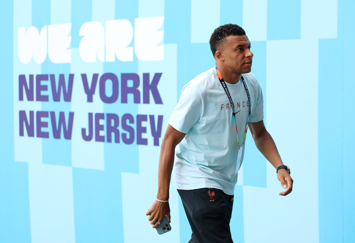 EAST RUTHERFORD, NOVA JERSEY - 30 DE JUNHO: Kylian Mbappe # 10 da França faz uma aparição antes da partida das oitavas de final da Copa do Mundo FIFA 2026 entre França x Suécia no New York New Jersey Stadium em 30 de junho de 2026 em East Rutherford, New Jersey. (Foto de Buda Mendes/Getty Images)