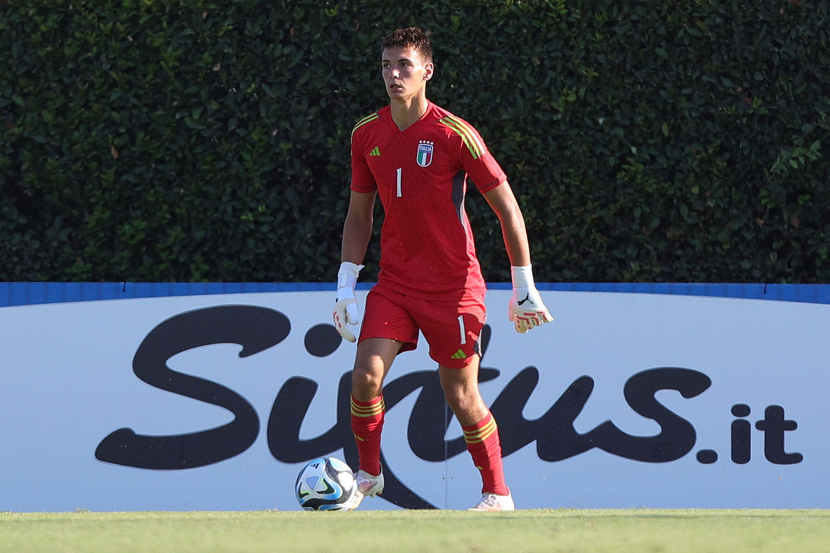 FLORENÇA, ITÁLIA - 22 DE AGOSTO: Alessandro Longoni da Itália U16 durante o amistoso internacional entre Itália U16 e Inglaterra U16 no Centro Tecnico Federale di Coverciano em 22 de agosto de 2023 em Florença, Itália. (Foto de Gabriel Mulanti/Getty Images)