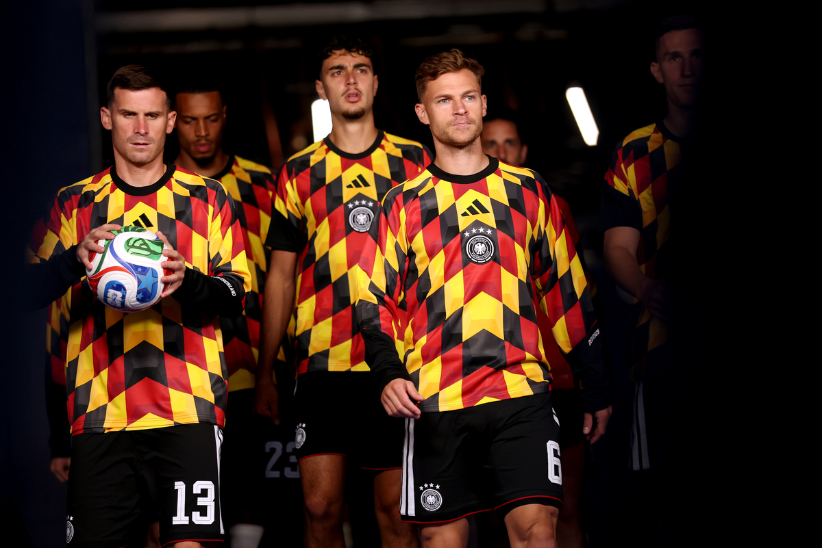 HOUSTON, TEXAS - 14 DE JUNHO: Pascal Gross nº 13 da Alemanha, Aleksandar Pavlovic nº 5 e Joshua Kimmich nº 6 da Alemanha saem do túnel para se aquecer antes da partida do Grupo E da Copa do Mundo FIFA 2026 entre Alemanha e Curaçao no Houston Stadium em 14 de junho.