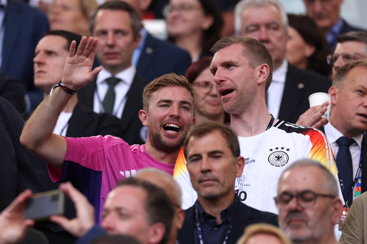 STUTTGART, ALEMANHA - 19 DE JUNHO: Os ex-jogadores da Alemanha, Christoph Kremer e Per Mertesacker, reagem antes da partida da fase de grupos do UEFA EURO 2024 entre Alemanha e Hungria, na Stuttgart Arena, em 19 de junho de 2024, em Stuttgart, Alemanha. (Foto de Alexander Hasenstein/Getty Images)