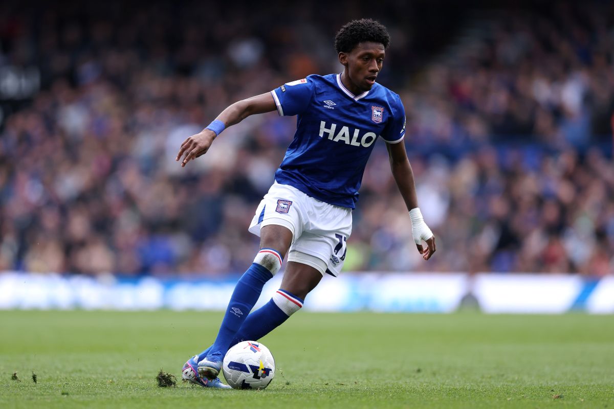 Ipswich, Inglaterra - 19 de abril: Jaden Filozin-Bides de Ipswich Town durante a partida do Sky Bet Championship entre Ipswich Town e Middlesbrough em Portman Road em 19 de abril de 2026 em Ipswich, Inglaterra. (Foto de Justin Setterfield/Getty Images)