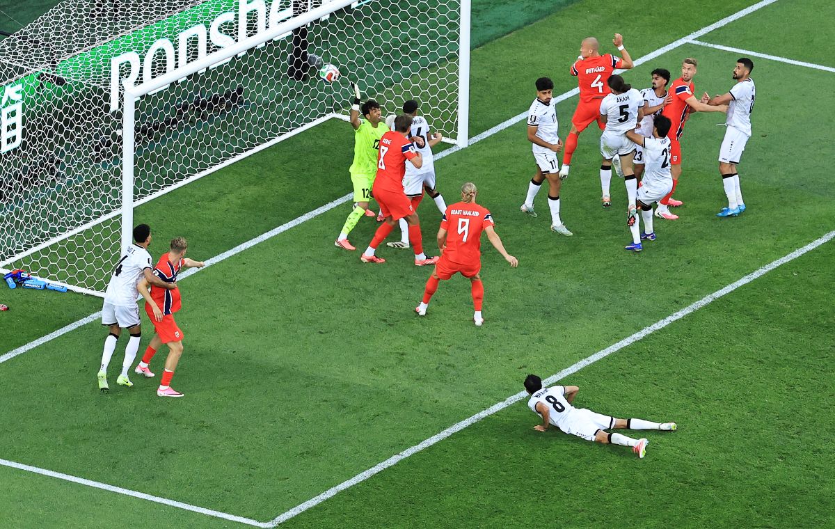 FOXBOROUGH, MASSACHUSETTS - 16 DE JUNHO: Leo Ostigaard nº 4 da Noruega marca o terceiro gol de seu time durante o jogo do Grupo I da Copa do Mundo FIFA 2026 entre Iraque e Noruega no Boston Stadium em 16 de junho de 2026 em Foxboro, Massachusetts. (Foto de Buda Mendes/Getty Images)