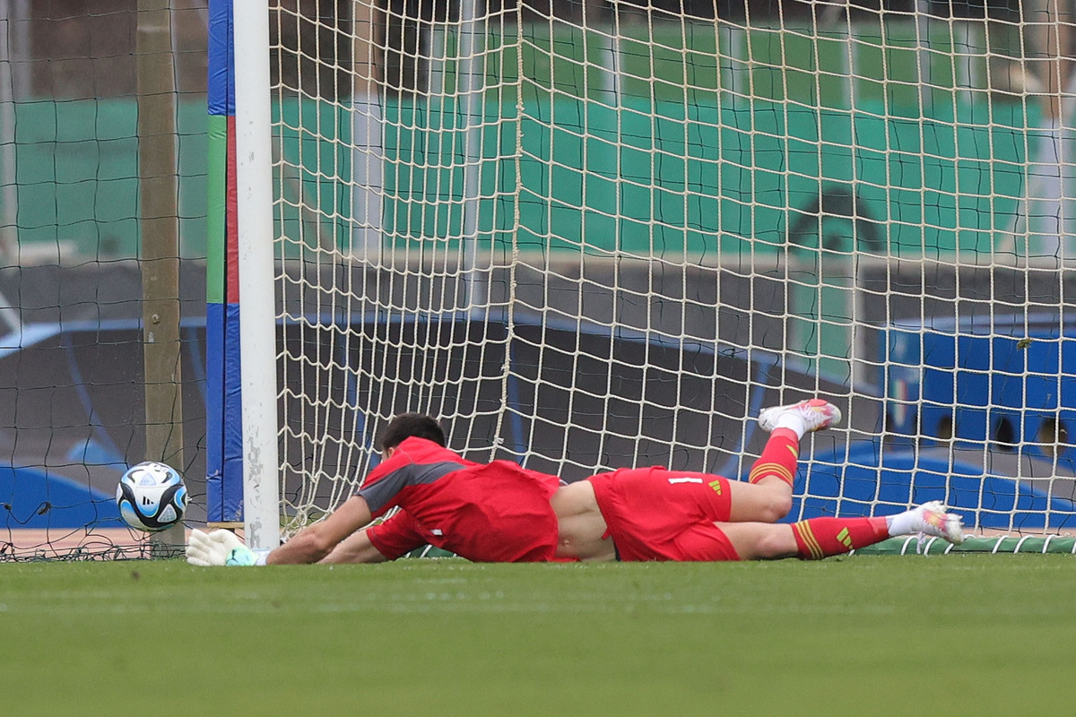 TIRRENIA, ITÁLIA - 21 DE NOVEMBRO: O goleiro Alessandro Longoni da Itália Sub-16 em ação durante o amistoso internacional entre a Itália Sub-16 e a República Tcheca Sub-16 no Centro di Preparazione Olimpico em 21 de novembro de 2023 em Tirrenia, Itália. (Foto de Gabriel Mulanti/Getty Images)