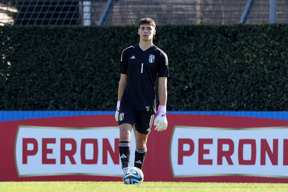 FLORENÇA, ITÁLIA - FEVEREIRO 13: Alessandro Longoni da Itália U17 durante o amistoso internacional entre Itália U17 e França U17 no Centro Tecnico Federale di Coverciano em 13 de fevereiro de 2024 em Florença, Itália. (Foto de Gabriel Mulanti/Getty Images) (link PSG)