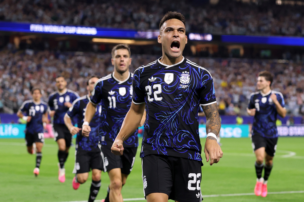 ARLINGTON, TEXAS - 27 DE JUNHO: Lautaro Martinez nº 22 da Argentina comemora o segundo gol do time durante a partida do Grupo J da Copa do Mundo FIFA 2026 entre Jordânia e Argentina no Dallas Stadium em 27 de junho de 2026 em Arlington, Texas. (Foto de Luke Hales/Getty Images)