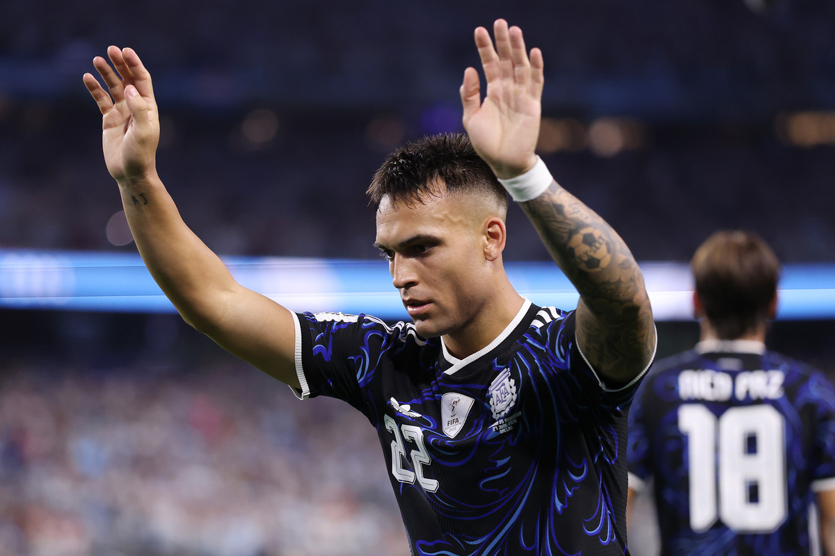 ARLINGTON, TEXAS - 27 DE JUNHO: Lautaro Martinez nº 22 da Argentina comemora o segundo gol do time durante a partida do Grupo J da Copa do Mundo FIFA 2026 entre Jordânia e Argentina no Dallas Stadium em 27 de junho de 2026 em Arlington, Texas. (Foto de Luke Hales/Getty Images)