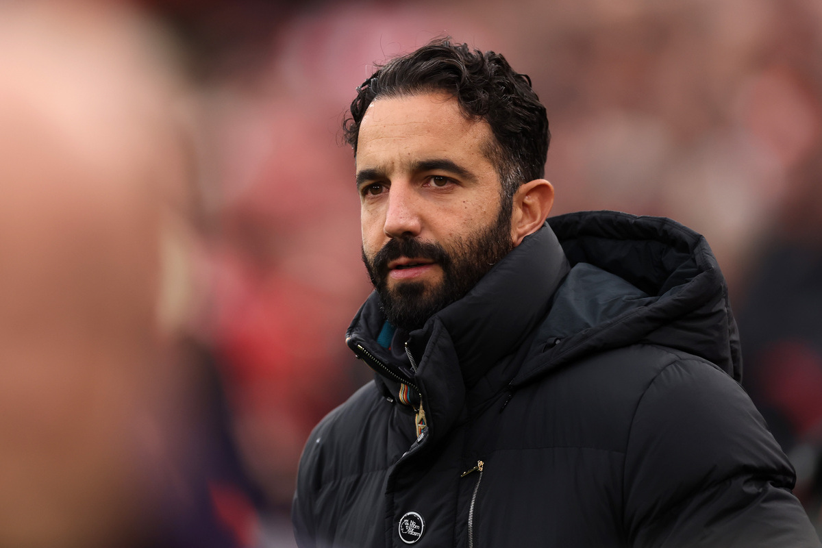 LIVERPOOL, INGLATERRA - 19 DE OUTUBRO: O técnico do Manchester United, Ruben Amorim, observa antes da partida da Premier League entre Liverpool e Manchester United em Anfield em 19 de outubro de 2025 em Liverpool, Inglaterra. (Foto de Carl Racine/Getty Images)
