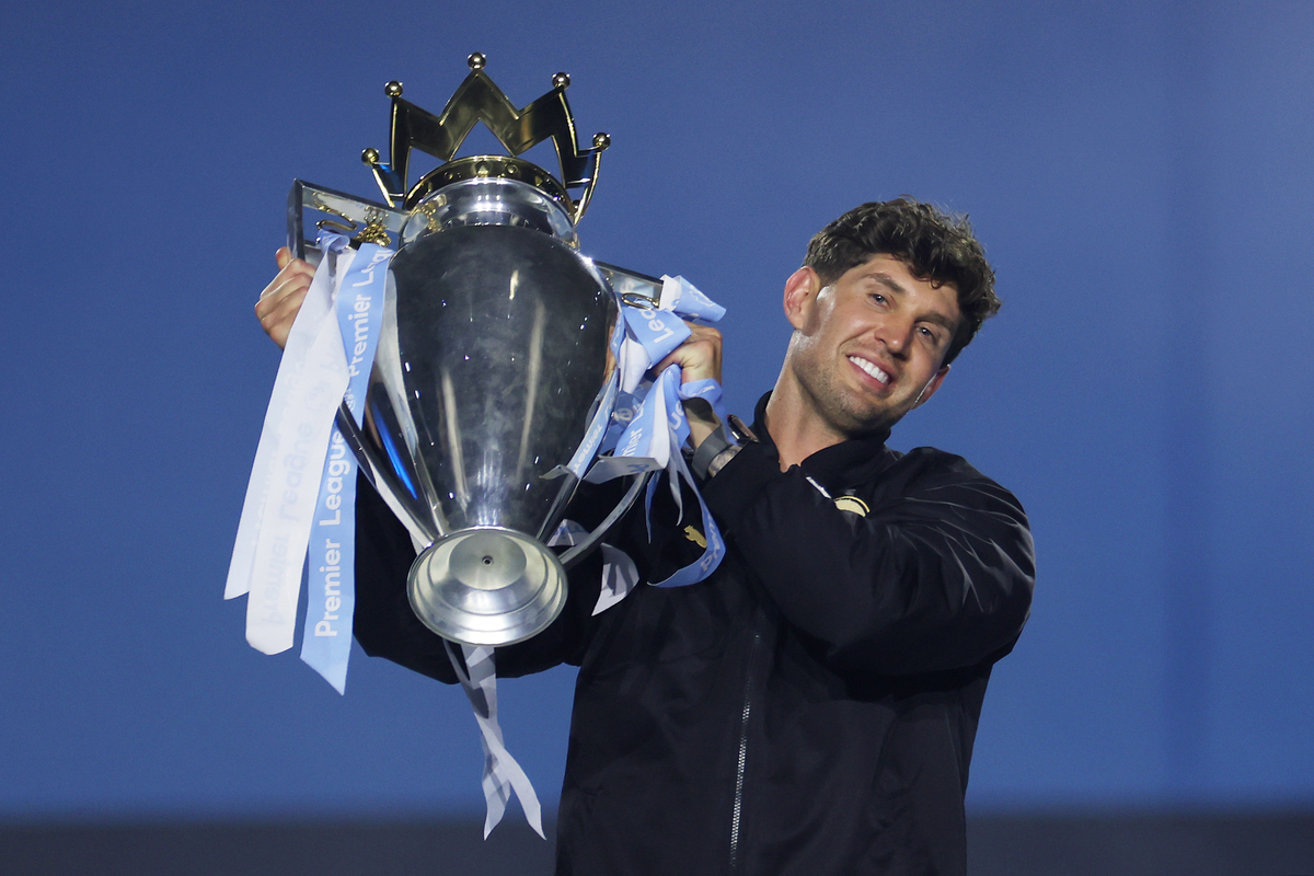 MANCHESTER, INGLATERRA - 25 DE MAIO: John Stones, do Manchester City, carrega o troféu da Premier League 2018/2019 durante a celebração pós-festa para marcar as conquistas das equipes masculina, feminina e da academia do Manchester City durante a temporada 25/26 no Manchester Live Arena, Manchester 206. (Foto de Louise Story/Getty Images)