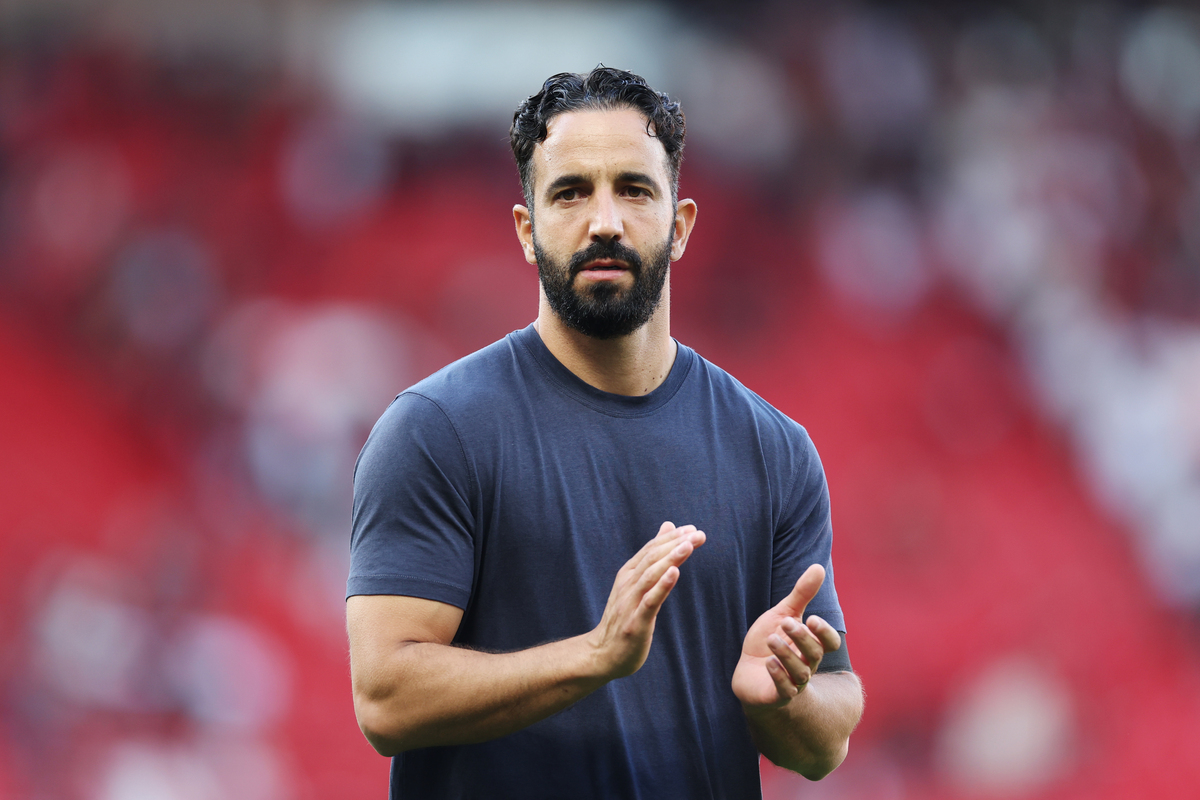 MANCHESTER, INGLATERRA - 17 DE AGOSTO: O técnico do Manchester United, Ruben Amorim, aplaude os torcedores após a partida da Premier League entre Manchester United e Arsenal em Old Trafford em 17 de agosto de 2025 em Manchester, Inglaterra. (Foto de Michael Regan/Getty Images)