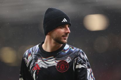 MANCHESTER, ENGLAND - MARCH 15: Mason Mount of Manchester United warms up prior to the Premier League match between Manchester United and Aston Villa at Old Trafford on March 15, 2026 in Manchester, England. (Photo by Lewis Storey/Getty Images)