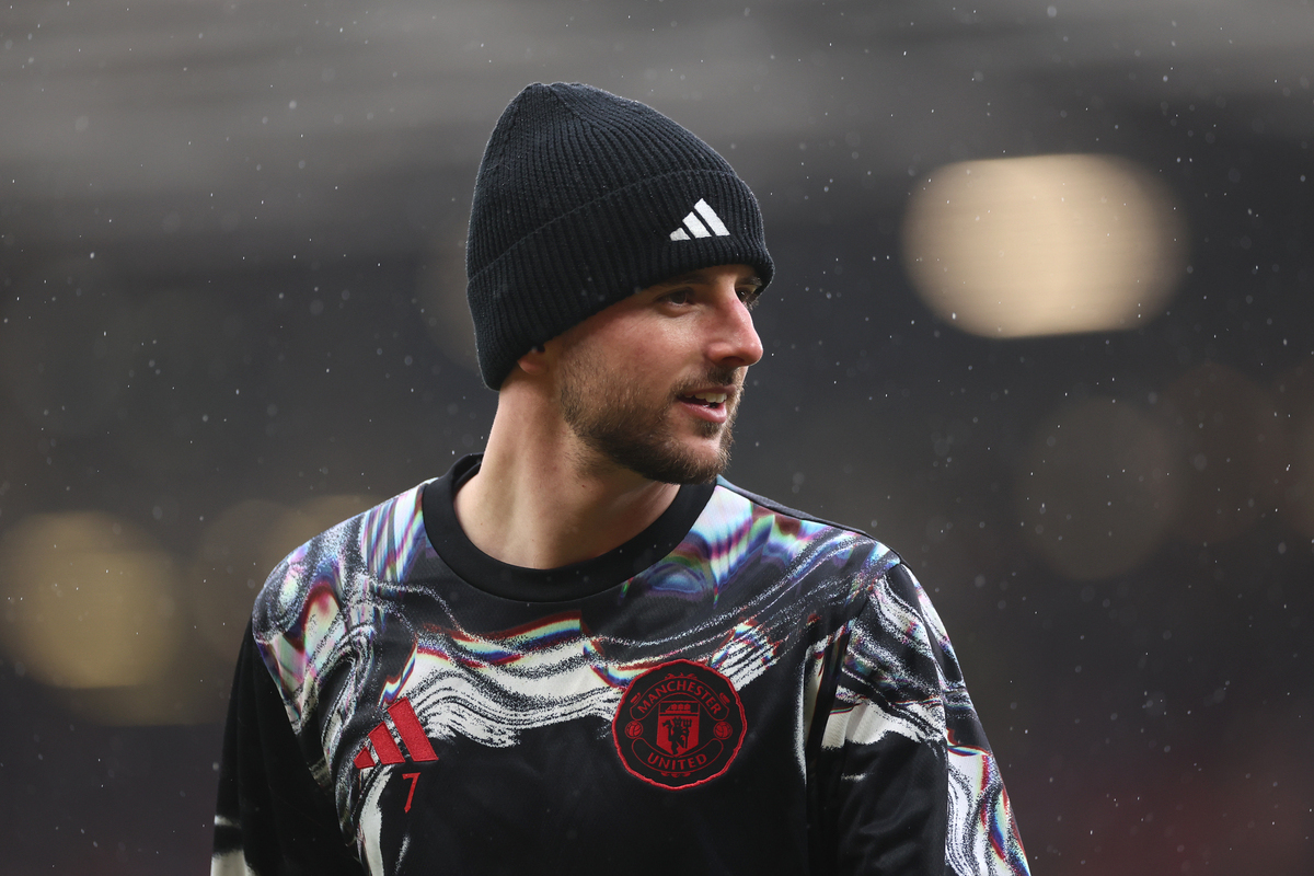 MANCHESTER, INGLATERRA - 15 DE MARÇO: Mason Mount do Manchester United se prepara antes da partida da Premier League entre Manchester United e Aston Villa em Old Trafford em 15 de março de 2026 em Manchester, Inglaterra. (Foto de Louise Story/Getty Images)