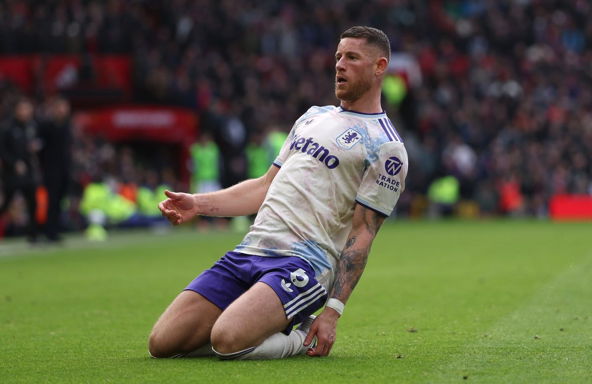 MANCHESTER, INGLATERRA - 15 DE MARÇO: Ross Barkley do Aston Villa comemora o primeiro gol de seu time durante a partida da Premier League entre Manchester United e Aston Villa em Old Trafford em 15 de março de 2026 em Manchester, Inglaterra. (Foto de Stu Forster/Getty Images)