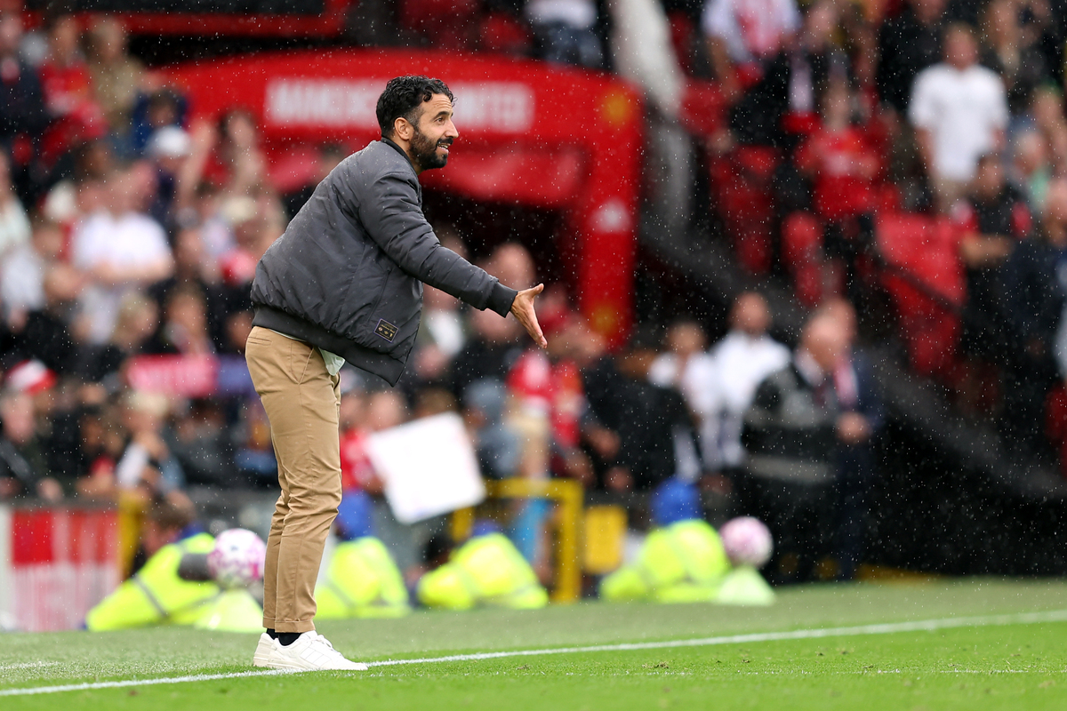 MANCHESTER, INGLATERRA - 30 DE AGOSTO: Ruben Amorim, técnico do Manchester United, reage durante a partida da Premier League entre Manchester United e Burnley em Old Trafford em 30 de agosto de 2025 em Manchester, Inglaterra. (Foto de Matt McNulty/Getty Images)