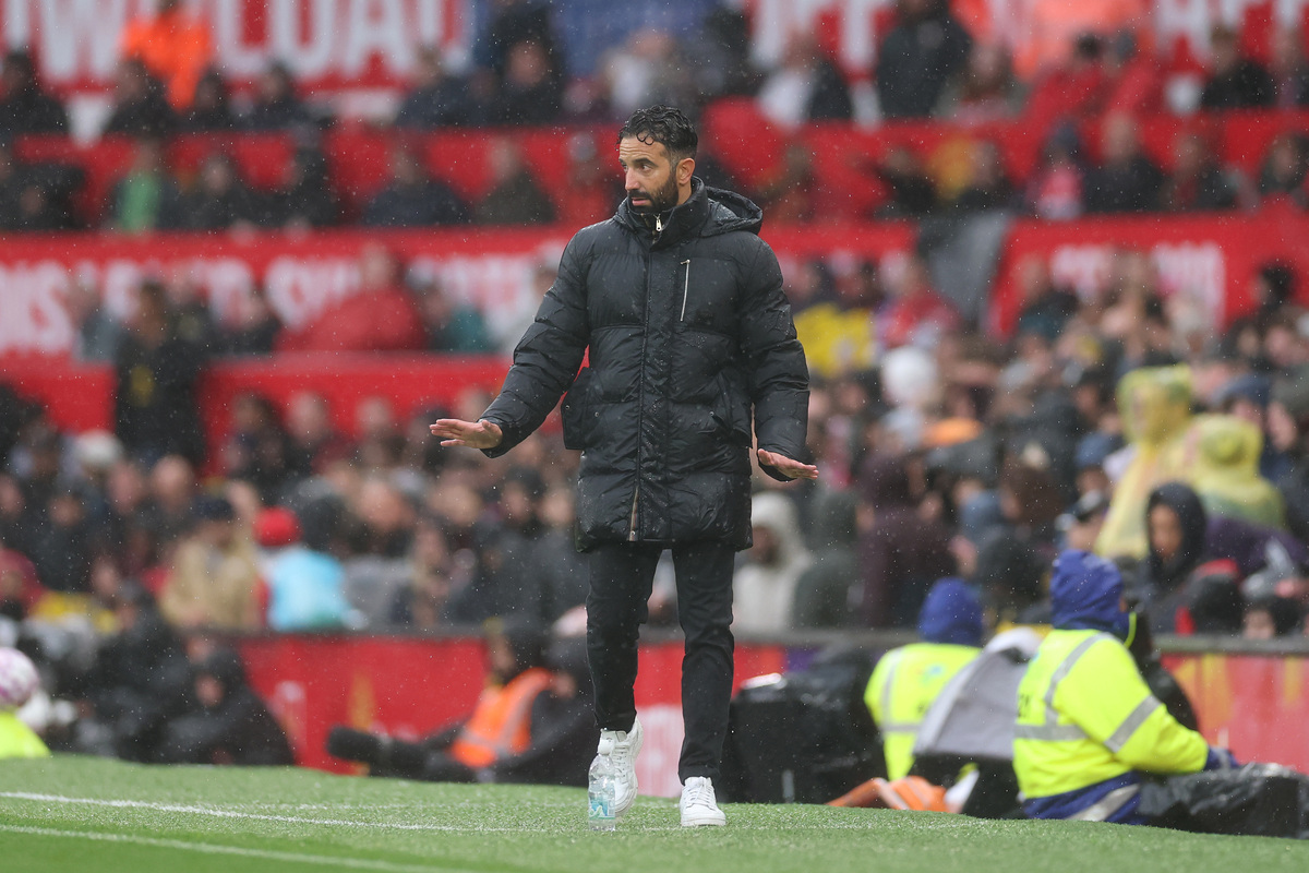 MANCHESTER, INGLATERRA - 20 DE SETEMBRO: O técnico do Manchester United, Ruben Amorim, gesticula durante a partida da Premier League entre Manchester United e Chelsea em Old Trafford em 20 de setembro de 2025 em Manchester, Inglaterra. (Foto de Jan Krueger/Getty Images)