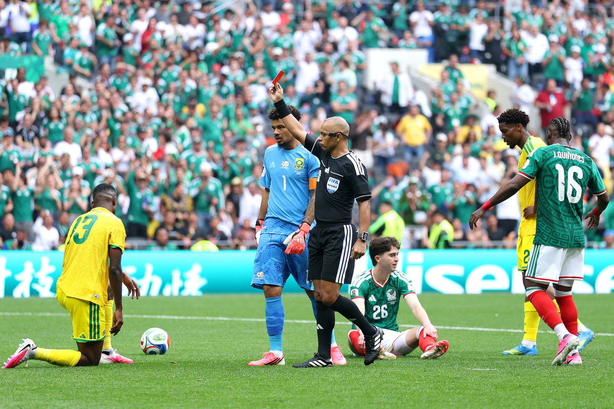 CIDADE DO MÉXICO, MÉXICO - 11 DE JUNHO: O árbitro Wilton Sampaio emite cartão vermelho para Sfefelo Sithole # 13 da África do Sul durante a partida do Grupo A da Copa do Mundo FIFA 2026 entre México e África do Sul no Estádio da Cidade do México em 11 de junho de 2026 na Cidade do México, Cidade do México. (Foto de Carl Racine/Getty Images)