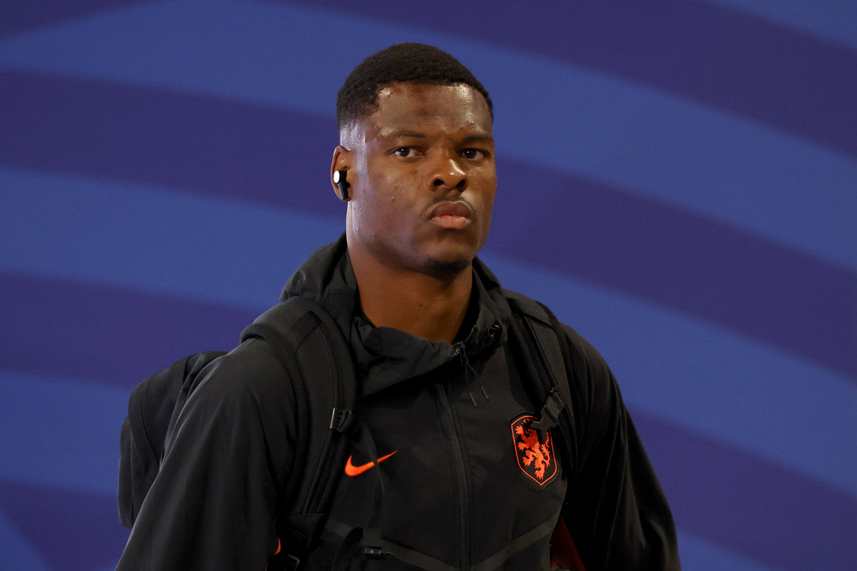 HOUSTON, TEXAS - 20 DE JUNHO: Denzel Dumfries nº 22 da Holanda chega ao estádio antes da partida do Grupo F da Copa do Mundo FIFA 2026 entre Holanda e Suécia no Houston Stadium em 20 de junho de 2026 em Houston, Texas. (Foto de Molly Darlington/Getty Images) (Itália)