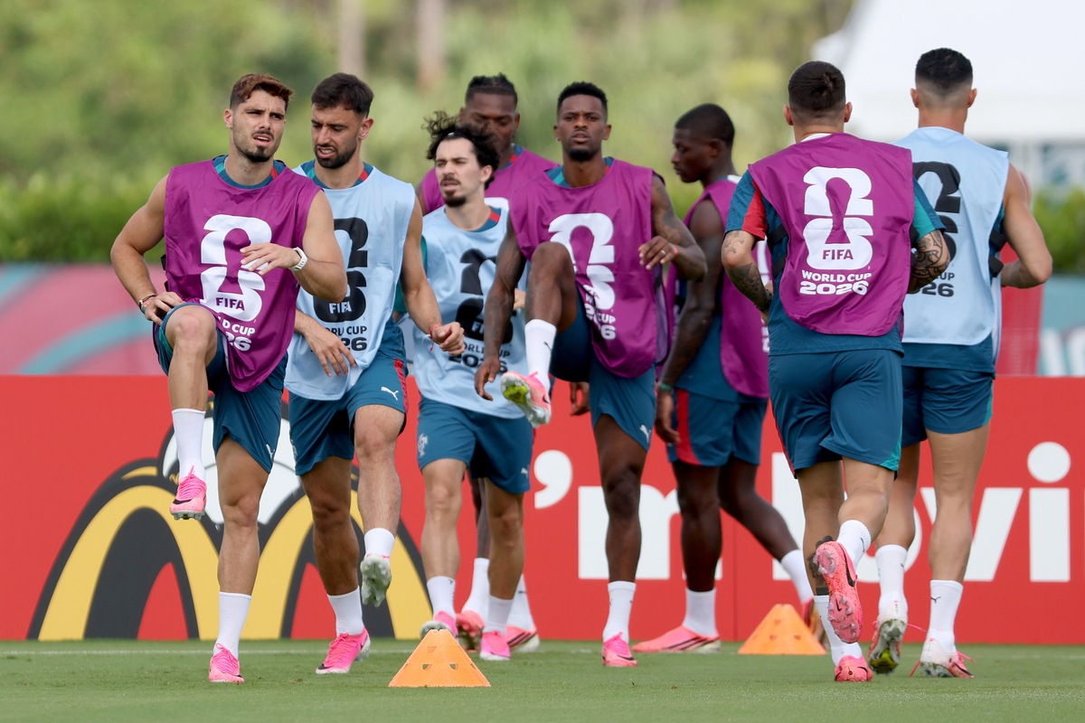 PALM BEACH GARDENS, FLÓRIDA - 16 DE JUNHO: Pedro Neto # 18, Bruno Fernandes # 8, Vitinha # 23, Rafael Leo # 17, Nelson Semedo # 2, Nuno Mendes # 25, Cristiano Ronaldo # 7 e Ruben Neves # 21 durante o treino da Copa do Mundo de Portugal durante a partida de preparação para a Copa do Mundo de Portugal de 2026 do Grupo K entre Portugal e Congo RD no Houston Stadium em 16 de junho de 2026 em Houston, Texas. (Foto de Leonardo Fernandez/Getty Images)