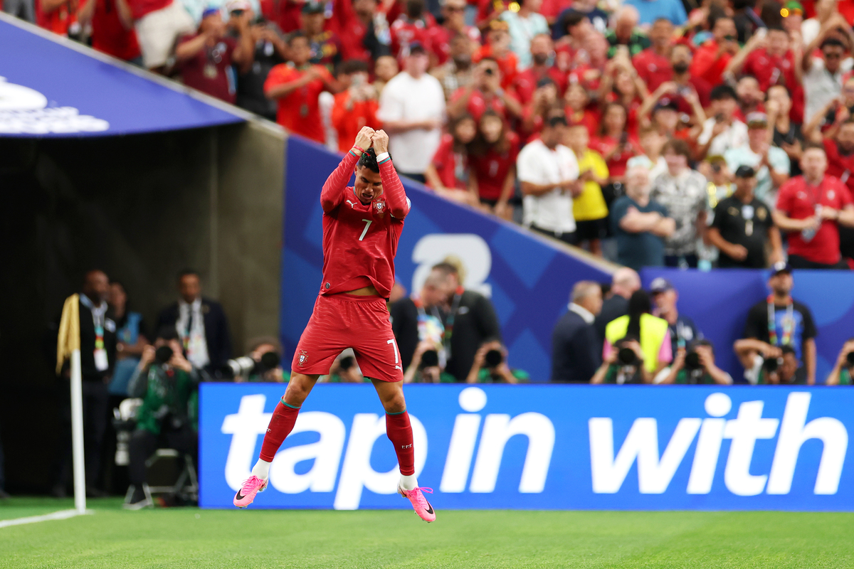 HOUSTON, TEXAS - 23 DE JUNHO: Cristiano Ronaldo nº 7 de Portugal comemora o primeiro gol de sua seleção durante a partida do Grupo K da Copa do Mundo FIFA 2026 entre Portugal e Uzbequistão em 23 de junho de 2026 no Houston Stadium, em Houston, Texas. (Foto de Charlotte Wilson/Getty Images)