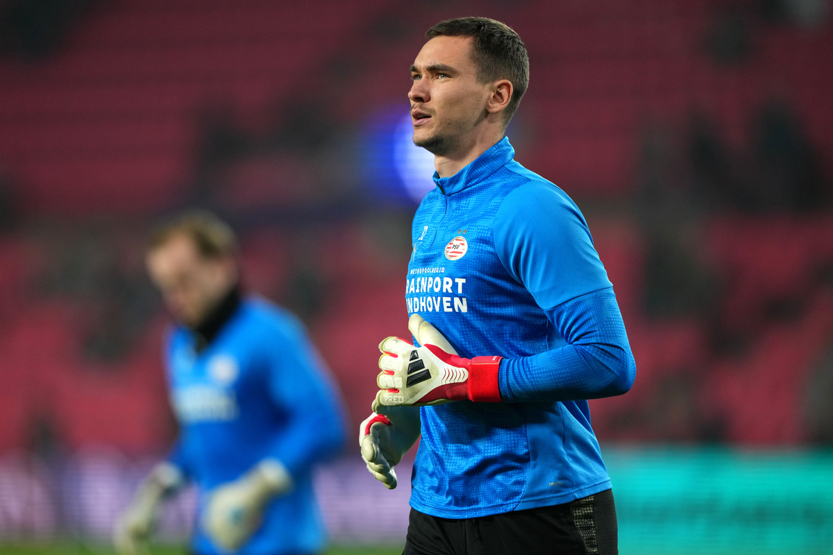 EINDHOVEN, HOLANDA - 28 DE JANEIRO: Matej Kovar do PSV Eindhoven se prepara antes da partida da Fase MD8 da Liga dos Campeões da UEFA 2025/26 entre PSV Eindhoven e FC Bayern München no PSV Stadion em 26 de janeiro de 2026 na Holanda. (Foto de Alex Bierens de Haan/Getty Images) (Link para Napoli)