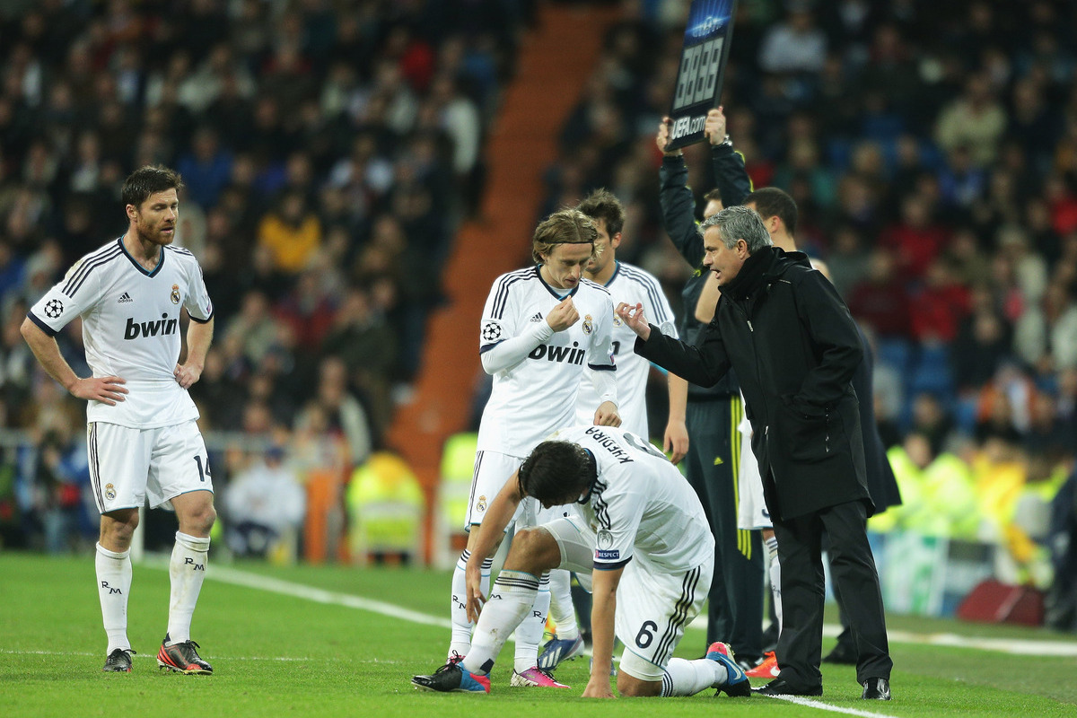 MADRID, ESPANHA - 03 DE ABRIL: O técnico do Real Madrid, José Mourinho, conversa com Luka Modric, do Real Madrid, durante a partida de ida das quartas de final da UEFA Champions League entre Real Madrid e Galatasaray, no Estádio Santiago Bernabeu, em 3 de abril de 2013, em Madri, Espanha. (Foto de Gonzalo Arroyo Moreno/Getty Images)