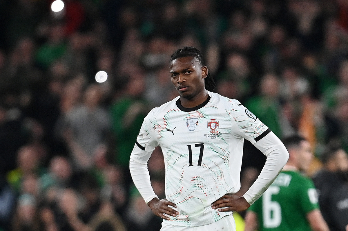 DUBLIN, IRLANDA - 13 DE NOVEMBRO: Rafael Leo de Portugal reage após a derrota de sua equipe durante a partida de qualificação para a Copa do Mundo FIFA 2026 entre República da Irlanda e Portugal no Aviva Stadium em 13 de novembro de 2025 em Dublin, Irlanda. (Foto de Charles McQuillan/Getty Images)