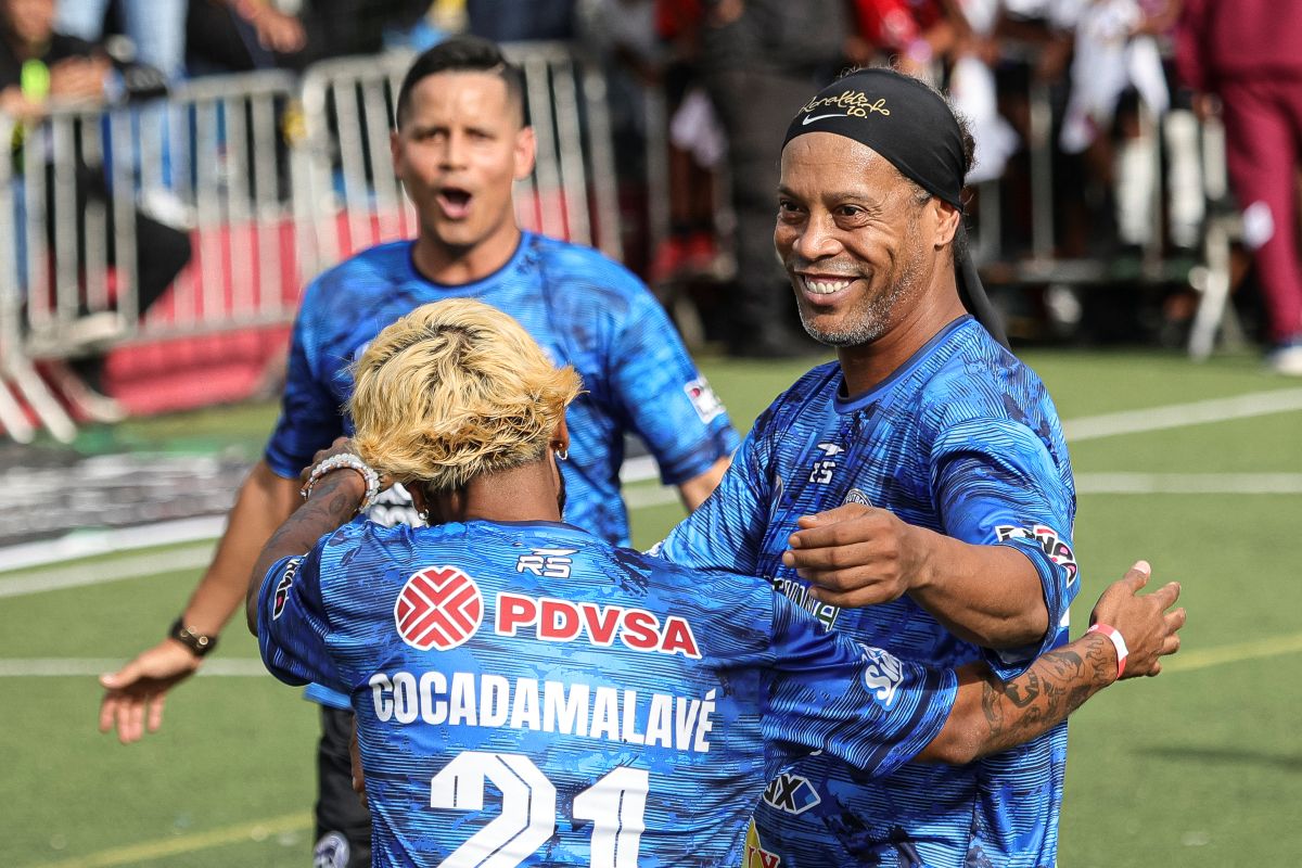 CARACAS, VENEZUELA - 6 DE JUNHO: O ex-astro do futebol brasileiro Ronaldinho participa de uma partida de exibição como parte do torneio Liga Monumental em 6 de junho de 2026 em Caracas, Venezuela. Centenas de crianças e adolescentes participaram do evento no setor Mesuca de Petar, um dos maiores assentamentos informais da Venezuela. (Foto de Jesus Vargas/Getty Images)
