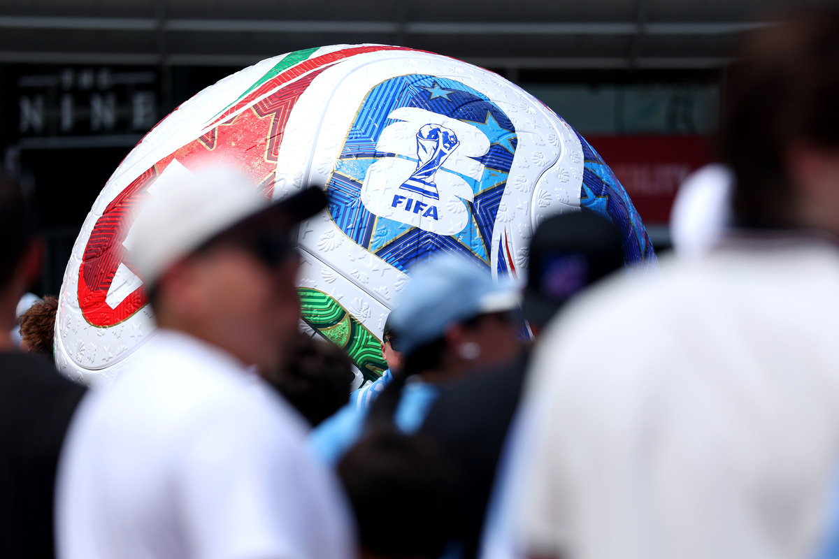 MIAMI, FLÓRIDA - 15 DE JUNHO: Uma bola gigante da Copa do Mundo FIFA 2026 é vista antes da partida do Grupo H da Copa do Mundo FIFA 2026 entre Arábia Saudita x Uruguai em 15 de junho de 2026 em Miami, Flórida. (Foto de Molly Darlington/Getty Images)