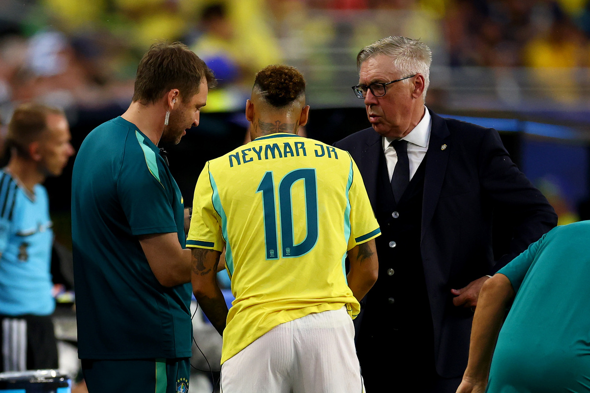 MIAMI GARDENS, FLÓRIDA - 24 DE JUNHO: O técnico do Brasil, Carlo Ancelotti, conversa com Neymar Jr. # 10 durante a partida do Grupo C da Copa do Mundo FIFA 2026 entre Escócia e Brasil em 24 de junho de 2026 no Miami Stadium, em Miami, Flórida. (Foto de Robert Cianflone/Getty Images)