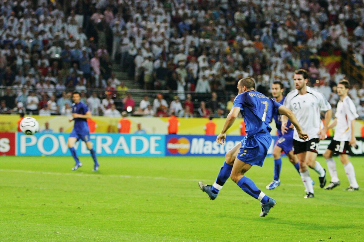 DORTMUND, ALEMANHA - 04 DE JULHO: Alessandro Del Piero da Itália marca o segundo gol de seu time na prorrogação durante a partida semifinal da Copa do Mundo FIFA Alemanha 2006 entre Alemanha e Itália no Estádio Dortmund em 04 de julho de 2006 em Dortmund, Alemanha. (Foto de Lars Baron/Bongeerts/Getty Images)