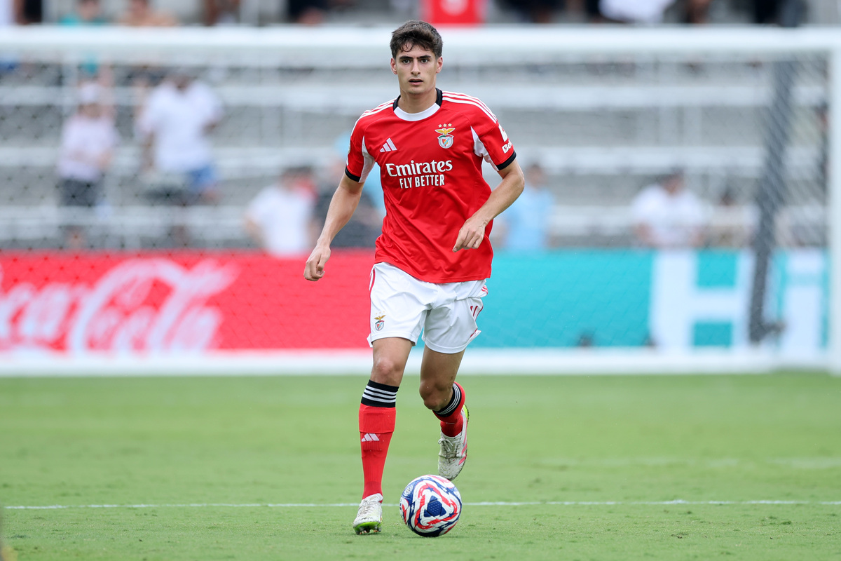 ORLANDO, FLÓRIDA - 20 DE JUNHO: Antonio Silva # 4 do SL Benfica controla a bola durante a partida do Grupo C da Copa do Mundo de Clubes da FIFA 2025 entre SL Benfica e Oakland City FC no Interandco Stadium em 20 de junho de 2025 em Orlando, Flórida. (Foto de Alex Grimm/Getty Images) (link Milão)