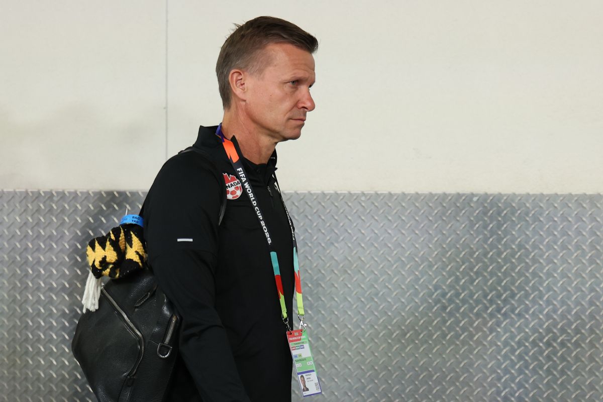 INGLEWOOD, CALIFÓRNIA - 28 DE JUNHO: O técnico do Canadá, Jesse Marsh, chega ao estádio antes da partida das oitavas de final da Copa do Mundo FIFA 2026 entre África do Sul x Canadá no Estádio de Los Angeles em 28 de junho de 2026 em Inglewood, Califórnia. (Foto de Harry Howe/Getty Images)